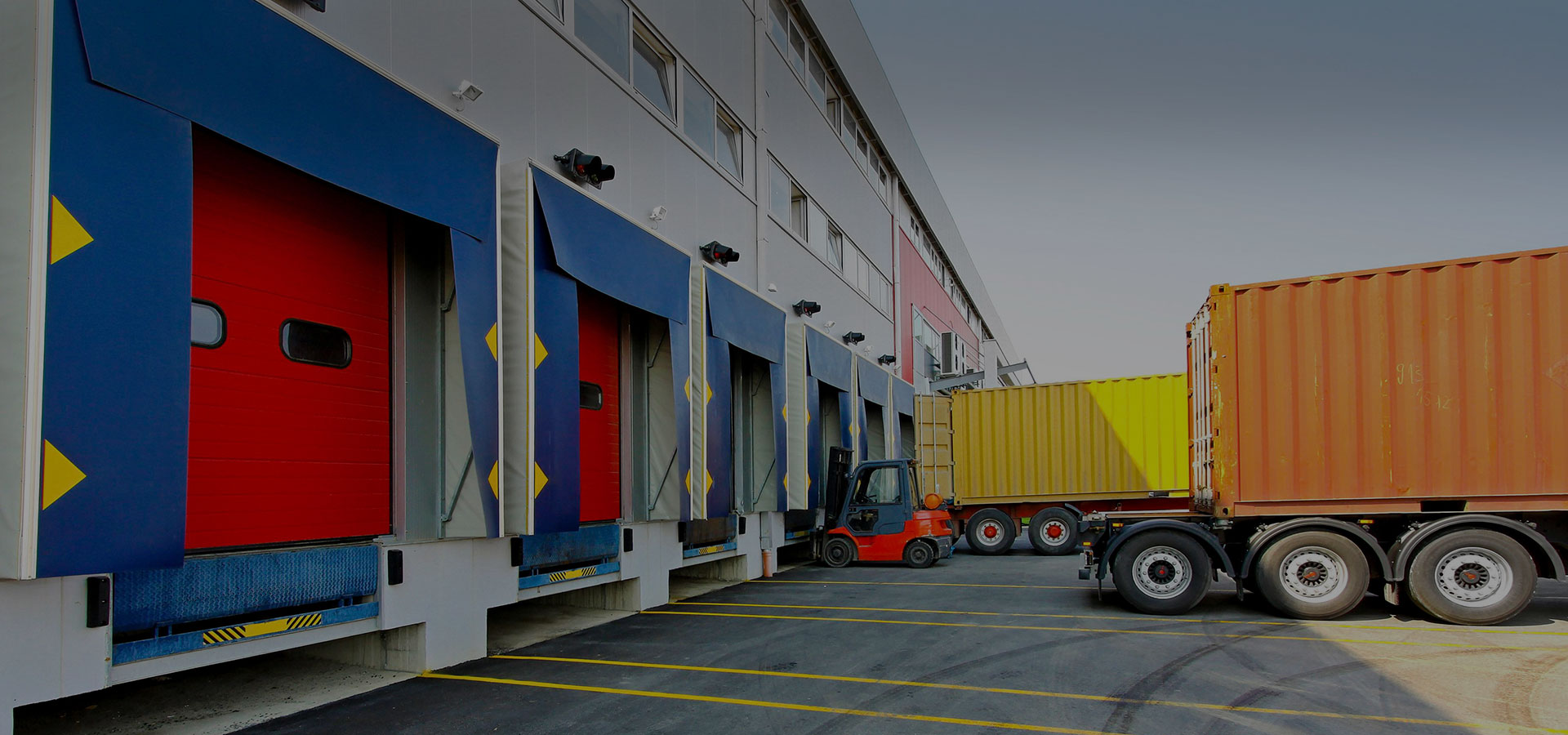 מכולות מטען לצד מרכז לוגיסטי